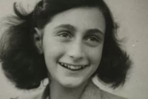 Ana Frank: cómo obtuvo el diario y las páginas tapadas que no pudieron leerse hasta 2018