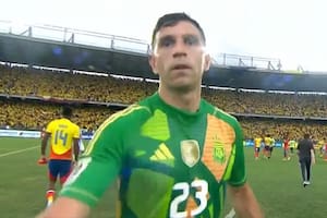 El Dibu Martínez agredió a un camarógrafo en Barranquilla tras la derrota de la selección argentina ante Colombia