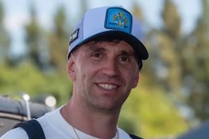 "El Dibu" Martínez con la gorra en París