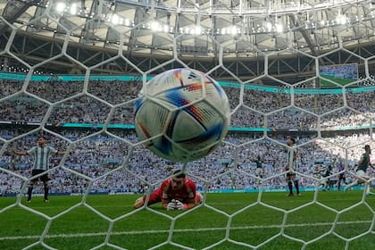 El Dibu Martínez mira la pelota que da contra la red en el gol de Salem Al-Dawsari.