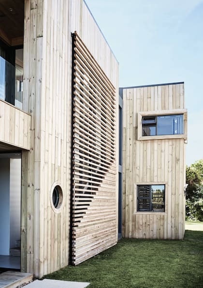 El dibujo del barillado está dictado por el ascenso de la escalera que lleva al sector social compartido