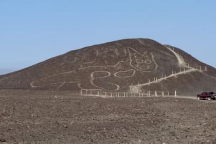 El dibujo del felino permaneció oculto por casi 2 mil años, aún ubicándose a escasos metros de una de las principales autopistas de Perú