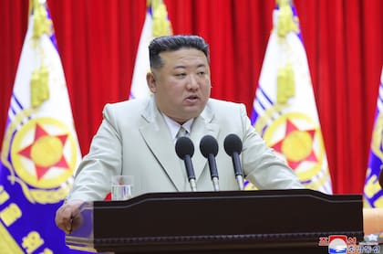 El dictador de Corea del Norte, Kim Jong-un, habla durante una visita a un cuartel de la marina, el 27 de agosto de 2023, en Corea del Norte. (Korean Central News Agency/Korea News Service via AP)