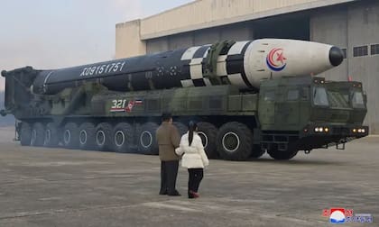 El líder norcoreano, Kim Jong-un, con su hija el día del lanzamiento de un misil balístico intercontinental.