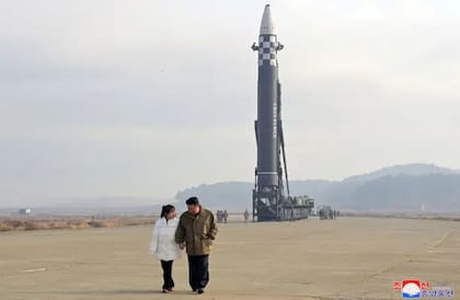 El líder norcoreano, Kim Jong-un, con su hija el día del lanzamiento de un misil balístico intercontinental.
