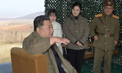 El líder norcoreano, Kim Jong-un, con su esposa, Ri Sol Ju, y su hija, el día del lanzamiento de un misil balístico intercontinental.