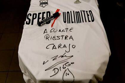 El Diego estampó su firma en la camiseta de entrenamiento del equipo