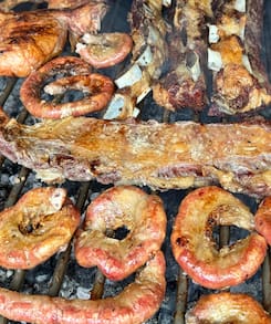 El bar que alquila parrillas para hacer el asado y solo llevar la carne