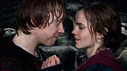 El difícil beso entre Rupert y Emma