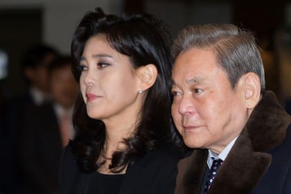 El difunto padre de Lee Jae-yong, Lee Kun-hee, quien dirigió anteriormente Samsung, aquí con su hija Lee Boo Jin, directora ejecutiva de Hotel Shilla Co., en 2012.