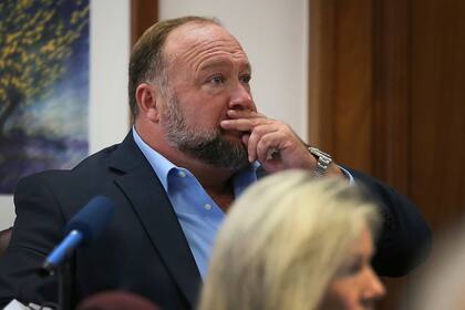 El difusor de teorías de conspiración Alex Jones intenta responder preguntas de un abogado durante su juicio en el Tribunal del Condado Travis, el miércoles 3 de agosto de 2022, en Austin, Texas. (Briana Sanchez/Austin American-Statesman vía AP, Pool)