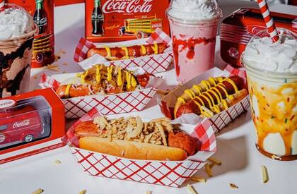 El diner dispone además de un bar de servicio completo, donde se preparan cócteles clásicos cubanos como mojitos y Cuba Libre