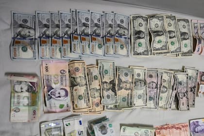 El dinero de distintos países que secuestró la Policía de la Ciudad en el operativo para desarticular la banda apodada "Los Cerrajeros"Parte de las herramientas que usaba la banda apodada como "Los Cerrajeros" (Prensa Ministerio de Seguridad)