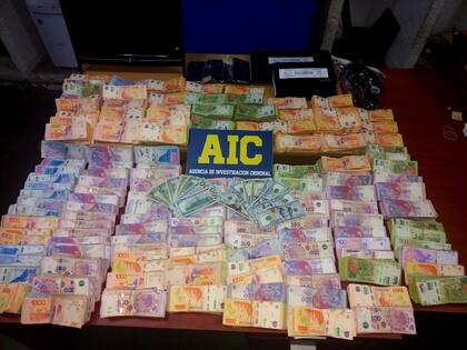 El dinero decomisado a los acusados de amenazar al intendente de Rosario: 6.000.000 pesos y 1600 dólares