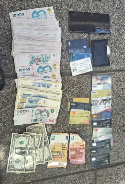 El dinero en pesos, dólares y euros, junto con tarjetas de crédito y documentación incautada durante el operativo