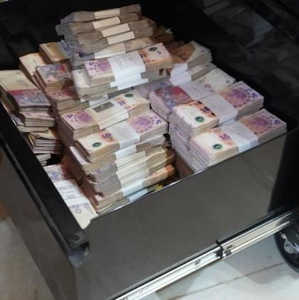 El dinero encontrado en la casa de Emerenciano Sena y Marcela Acuña, que motivó la apertura de otra causa, en la justicia federal