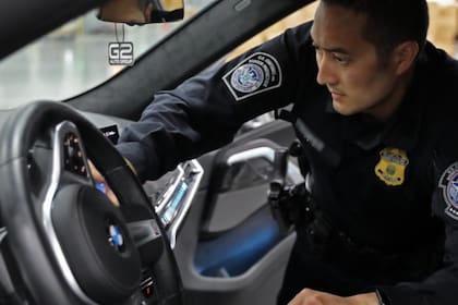 El dinero estaba escondido en compartimentos de un BMW 2018