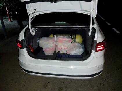 El dinero estaba oculto en cajas de cereales que eran transportadas en el baúl de un automóvil