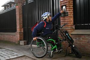 “No consigo otro trabajo”. Se mueve en silla de ruedas y hace entregas para Rappi 11 horas por día