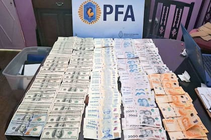 El dinero secuestrado por la Policía Federal Argentina durante los allanamientos
