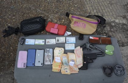 El dinero y los objetos sustraídos junto al armamento utilizado