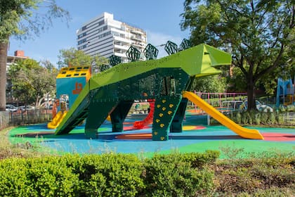 El dinosaurio es la nueva estrella del Parque Lezama.