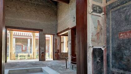 El dios griego de la fertilidad y la abundancia, Príapo, pesa su propio falo contra una bolsa de dinero en uno de los frescos.