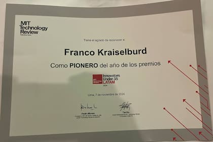 El diploma con el premio al "Pionero del Año" para Franco Kraiselburd, importante distinción que otorga el MIT Technology Review a los jóvenes menores de 35 años