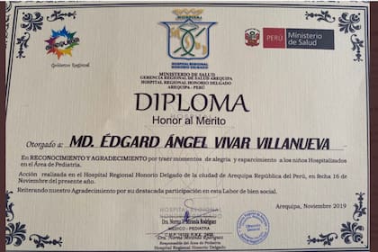 El diploma de reconocimiento que recibió en Perú por su labor como médico