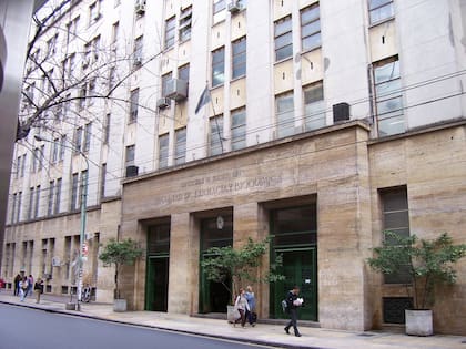 El diputado Benegas Lynch afirmó que en los subsuelos de la UBA "funcionaban prostíbulos"