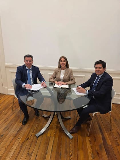 El diputado electo por Córdoba, Gonzalo Roca (derecha), junto a Belén Avico (recientemente incorporada a LLA) y el jefe del bloque libertario, Gabriel Bornoroni.