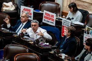 Con la revelación de nuevos gastos no declarados, la oposición busca activar la interpelación a Adorni