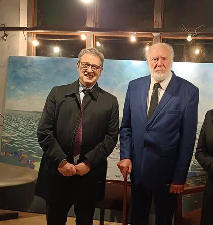 El diputado Falcone con el artista, delante de una de sus obras de gran formato