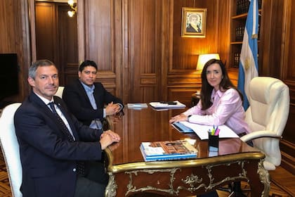 El diputado Guillermo Montenegro; Claudio Vidal, gobernador de Santa Cruz, y Victoria Villarruel