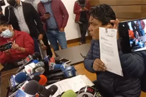 El diputado Héctor Arce presentó su denuncia en conferencia de prensa.
