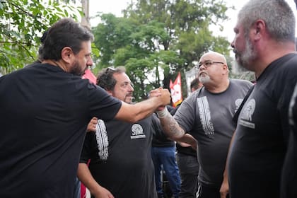 El Diputado Juan Grabois saluda a dirigentes, Eduardo Belliboni y Alejandro Crespo de SUTNA