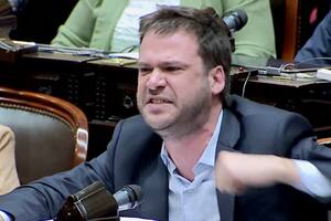 El diputado Juan Manuel López durante su discurso por la falta de quorum para trata "ficha limpia"