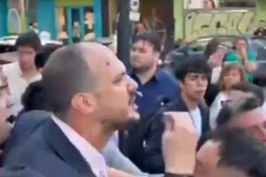 El diputado libertario Santiago Santurio en medio del enfrentamiento. Foto: captura