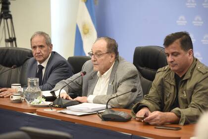 El diputado Marcelo Casaretto, de campera verde, en la comisión de Presupuesto y Hacienda