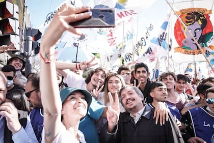 El diputado nacional, Maximo Kirchner, junto a la intendenta de Quilmes, Mayra Mendoza