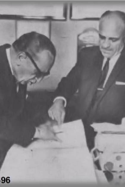 El Diputado Nacional Reinaldo Elena (izq.) y el agrimensor Hélido Ferro estudiando los planos del proyecto para ganarle terrenos al río en enero de 1964