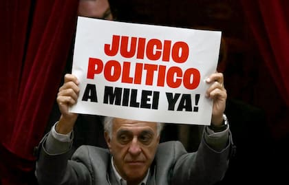 El diputado Néstor Pitrola pide el "juicio político" para el presidente Javier Milei
