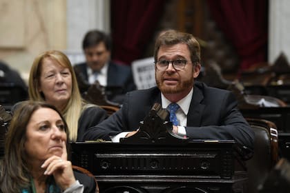 El diputado Nicolás Massot (Encuentro Federal) leyó parte del proyecto de ley previsional votado durante la sesión del 4 de junio pasado