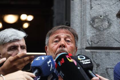 El diputado Oscar Zago sale del Congreso de la Nación