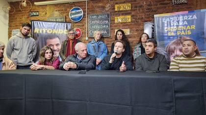 El diputado provincial macrista Alex Campbell en una recorrida junto al ex futbolista José Pepe Basualdo.