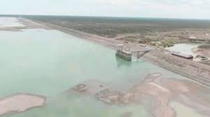 El dique Casa de Piedra, en La Pampa, cada vez con menos agua.