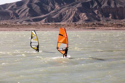 El Dique Cuesta del Viento, en el pueblo de Rodeo, departamento de Iglesia, es una de las capitales mundiales del windsurf.