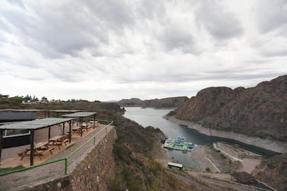 El dique Los Reyunos, para practicar actividades náuticas