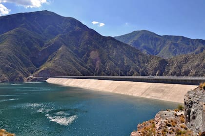 El embalse Potrerillos tiene como función primordial regular el agua del río Mendoza
