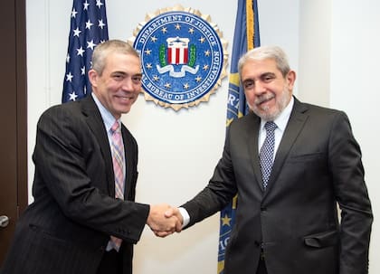 El director adjunto del FBI, Jasón Beachy, y el ministro Aníbal Fernández